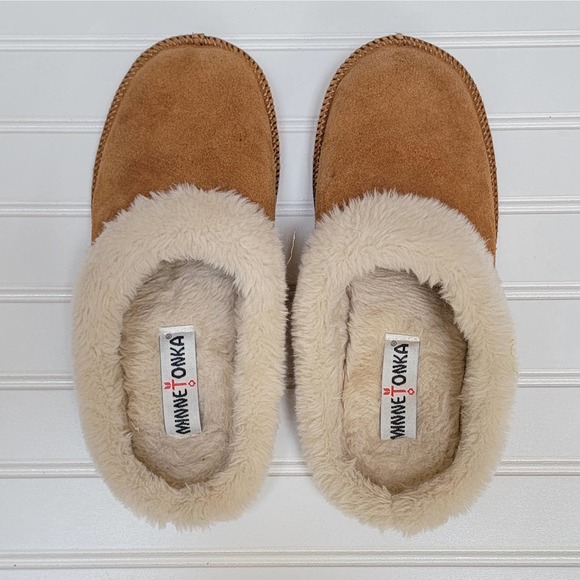 Minnetonka Women's Slippers - Picture 2 of 11